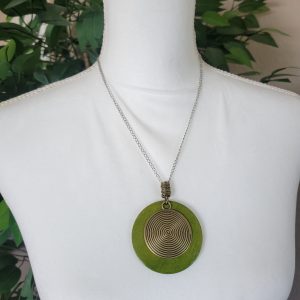 Green BOHO Wood Necklace Stainless Steel Chain Toggle Clasp (1)